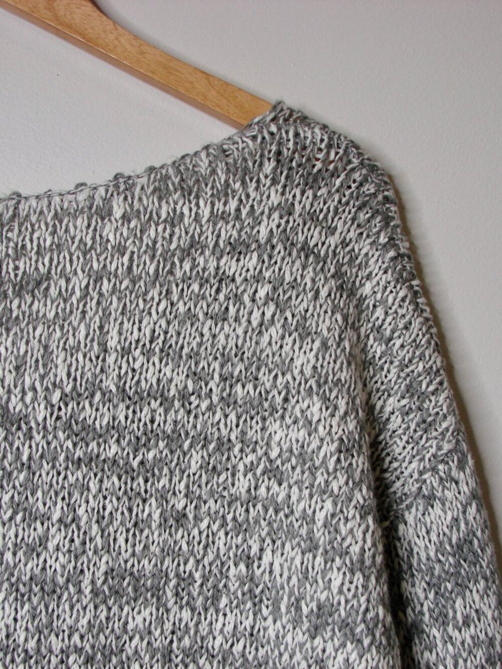 Aritzia Talula V-Neck Sweater Gray White Marled Pullover Loose Relax Fit Medium - Picture 13 of 14